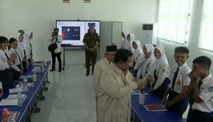 Presiden Prabowo Subianto bergaya boxing di depan siswa SMP 4 Kota Bekasi. (istimewa)