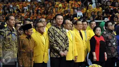 Presiden Jokowi, Ketua Dewan Kehormatan BJ Habibie, Ketua Dewan Pembina Partai Golkar Aburizal Bakrie dan Presiden ke-5 Megawati Soekarnoputri menghadiri Penutupan Rapimnas I Partai Golkar 2016 di Istora  Senayan, Kamis (28/7). (Liputann6.com/Johan Tallo)