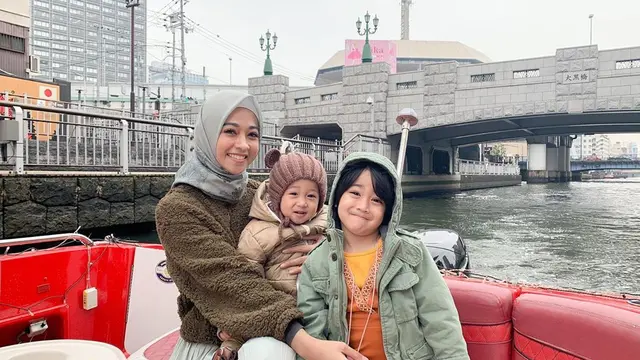 Jarang Tersorot, Ini 5 Potret Poppy Bunga Momong Buah Hatinya