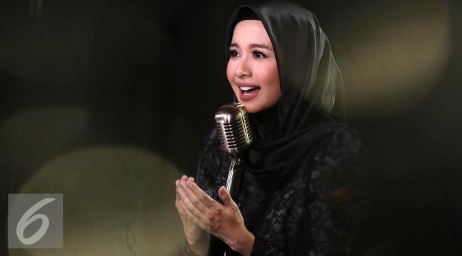 Intip di sini bagaimana penampilan sempurna khas Laudya Cynthia Bella saat mengenakan busana serba hitam. Penasaran?