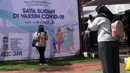 Warga berfoto di depan banner bertuliskan "Saya Sudah Divaksin COVID-19" saat vaksinasi di Universitas Budi Luhur, Jakarta Selatan, Senin (21/6/2021). Vaksinasi tersebut menargetkan 1.000 masyarakat Jakarta berusia 18 tahun ke atas. (Liputan6.com/Angga Yuniar)