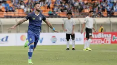 Striker Persiba, Marlon Da Silva, merayakan gol yang dicetaknya ke gawang Persela pada laga Piala Presiden 2017 di Stadion Si Jalak Harupat, Jawa Barat, Senin (6/2/2017). Persiba menang 1-0 atas Persela. (Bola.com/Peksi Cahyo)