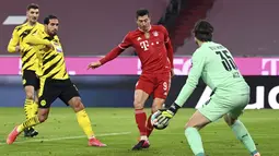 Bayern sukses memperkecil ketertinggalan di menit 26 lewat sontekan Lewandowski ke gawang Hitz. Satu menit sebelum waktu normal berakhir, Lewandowski kembali menjebol gawang Hitz melalui titik penalti. (Foto: AP/Pool/Sven Hoppe)