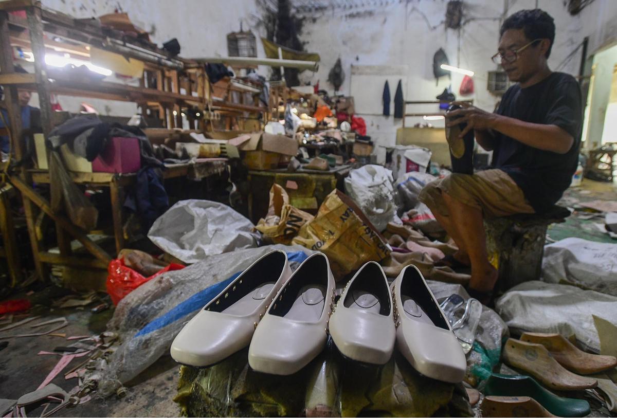 FOTO: Permintaan Lesu, Industri Rumahan Sepatu Terpukul, Omzet Anjlok 70 Persen