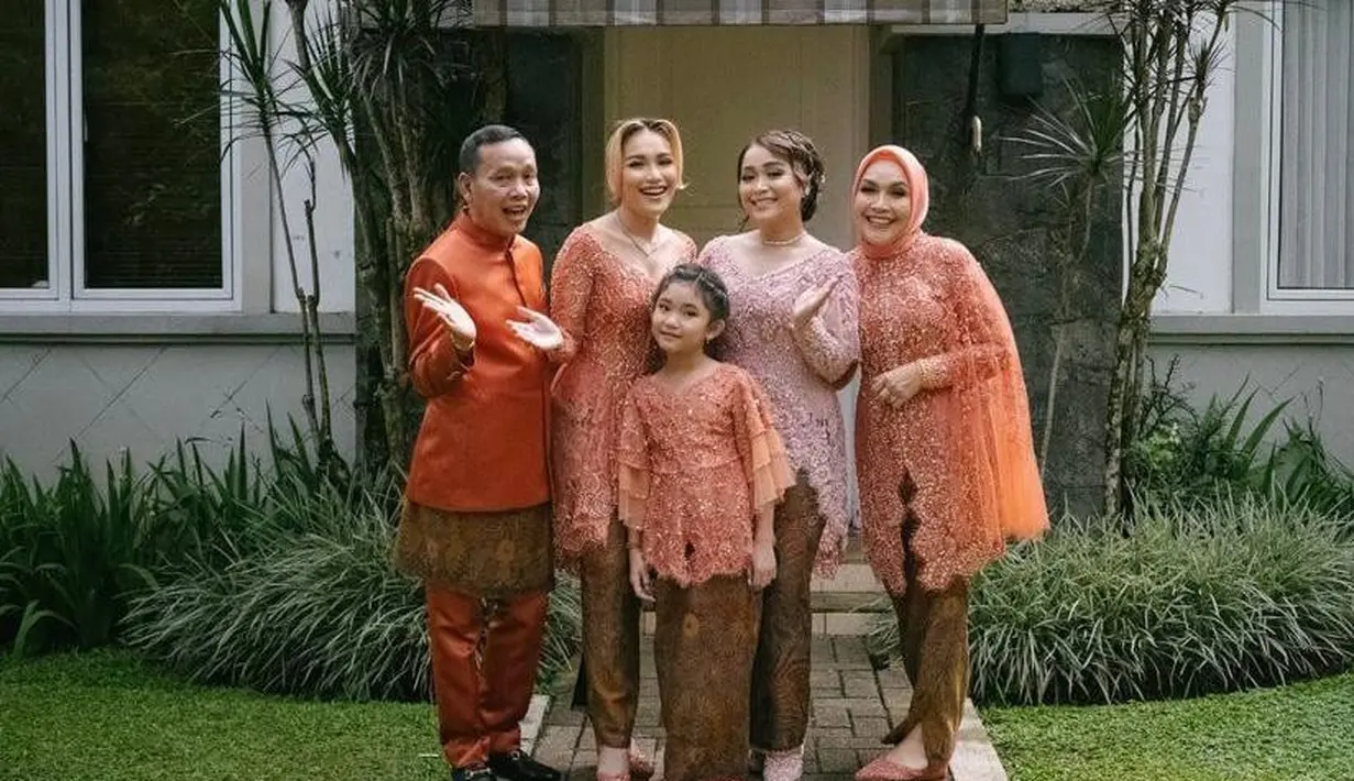 Kebaya yang dikenakan Ayu Ting Ting ini satu seragam dengan putrinya Bilqis Khumairah Razak dan sang ibunda, Umi Kalsum. (Instagram/brideseries).