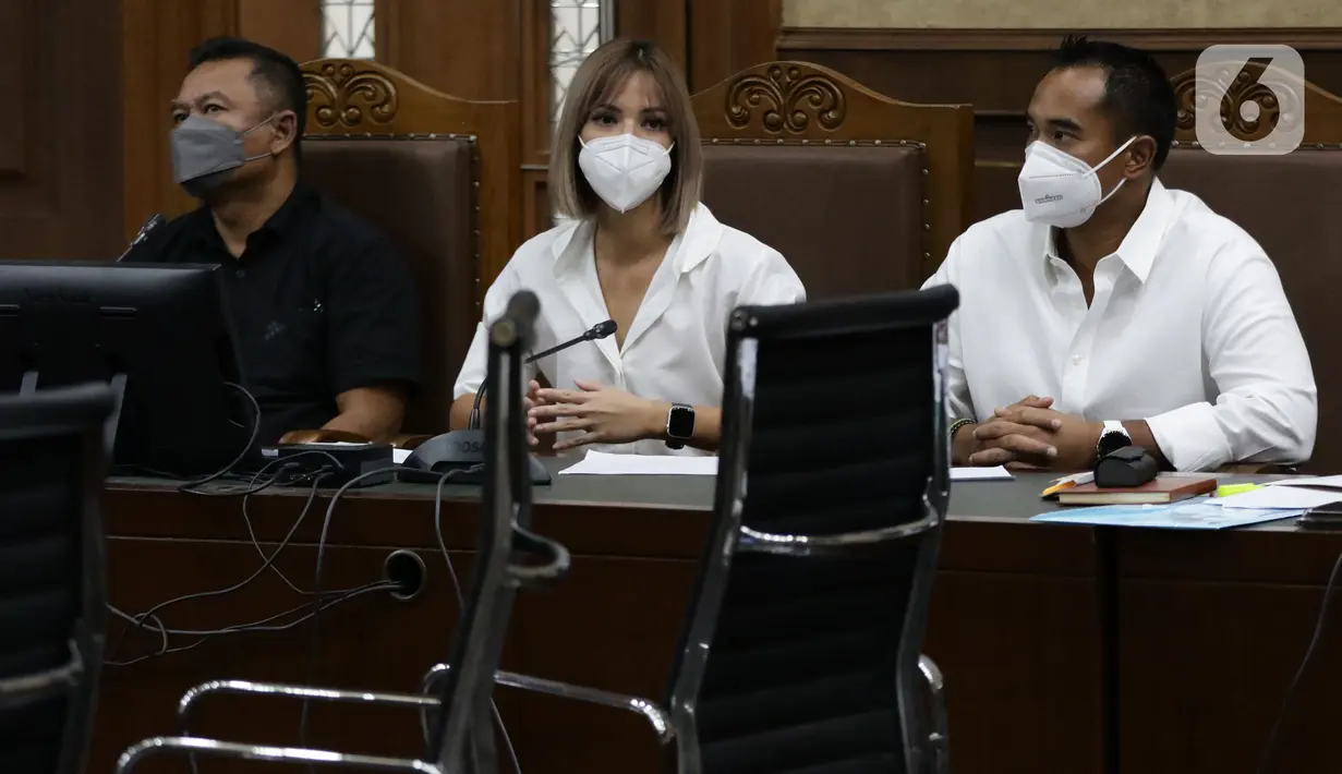 Pasangan selebritas Nia Ramadhani (tengah) bersama suaminya, Ardi Bakrie saat menjalani sidang lanjutan kasus dugaan penyalahgunaan narkoba di Pengadilan Negeri Jakarta Pusat, Kamis (9/12/2021). Sidang lanjutan tersebut mendengar keterangan saksi ahli. (Liputan6.com/Helmi Fithriansyah)