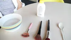 Dengan bermodalkan air hangat dan sampo bayi kuas bekas make up tak perlu dibuang.