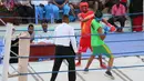 Petinju Somalia bertanding di atas ring di Stadion Wish, Mogadishu pada 15 November 2018. Pertandingan tinju pertama di Somalia setelah konflik itu berlangsung selama tiga hari dan selesai pada Minggu (18/11). (Abdirazak Hussein FARAH / AFP)