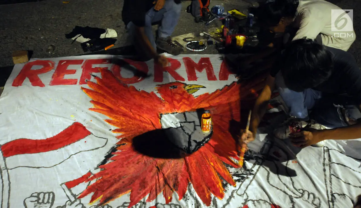Aktivis membuat mural saat saat peringatan 20 tahun reformasi di Silang Monas Barat Laut, Jakarta, Senin (21/5). Dalam aksinya, mereka mendesak pemerintah segera menuntaskan seluruh agenda reformasi. (Liputan6.com/Helmi Fithriansyah)