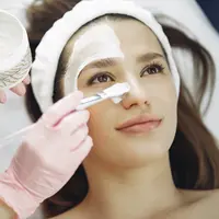 Ilustrasi perempuan yang memakai masker untuk mengatasi kulit kusam. Credits: pexels.com by Gustavo Fring