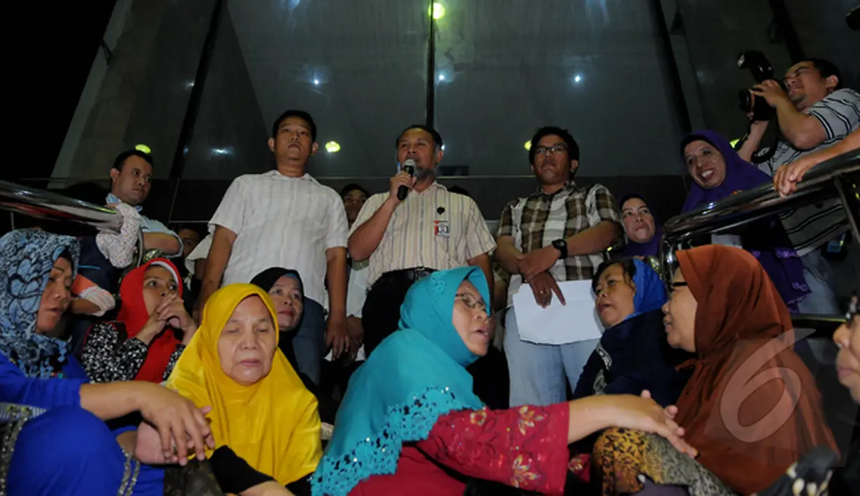 Bambang Widjojanto memberikan sambutan saat kaum ibu usai mengadakan pengajian di halaman KPK, Jakarta, Selasa (17/2/2015).(Liputan6.com/Faisal R Syam)