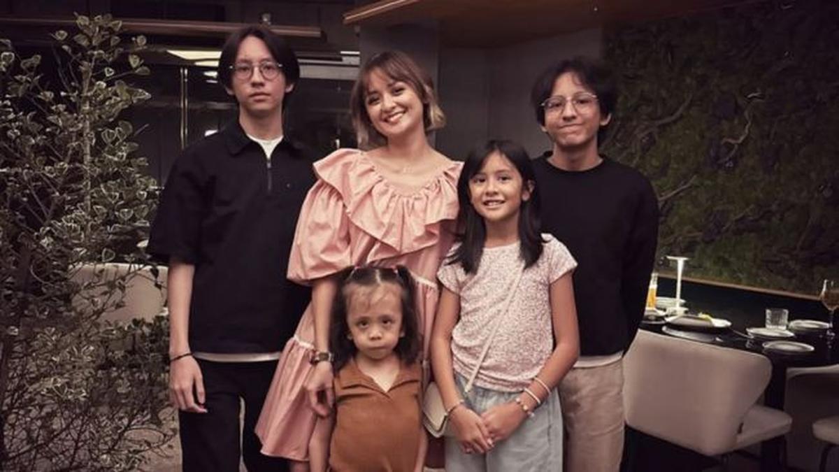 Potret Cantik Joanna Alexandra Saat Urus 4 Anak Sendiri, Ibu Tunggal Pancarkan Aura Memikat
