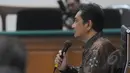 Terdakwa mantan Kepala Dinas Perhubungan DKI Jakarta Udar Pristono ketika menjalani sidang perdana di Pengadilan Tipikor, Jakarta, Senin (6/4/2015). Sidang ditunda karena tim kuasa hukum terdakwa tidak hadir. (Liputan6.com/Herman Zakharia)