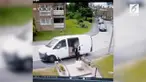 Aksi tak bertanggung jawab ditunjukkan seorang kurir saat mengirimkan paket. Ia dengan santainya melemparkan paket tersebut yang ternyata berisi barang antik.