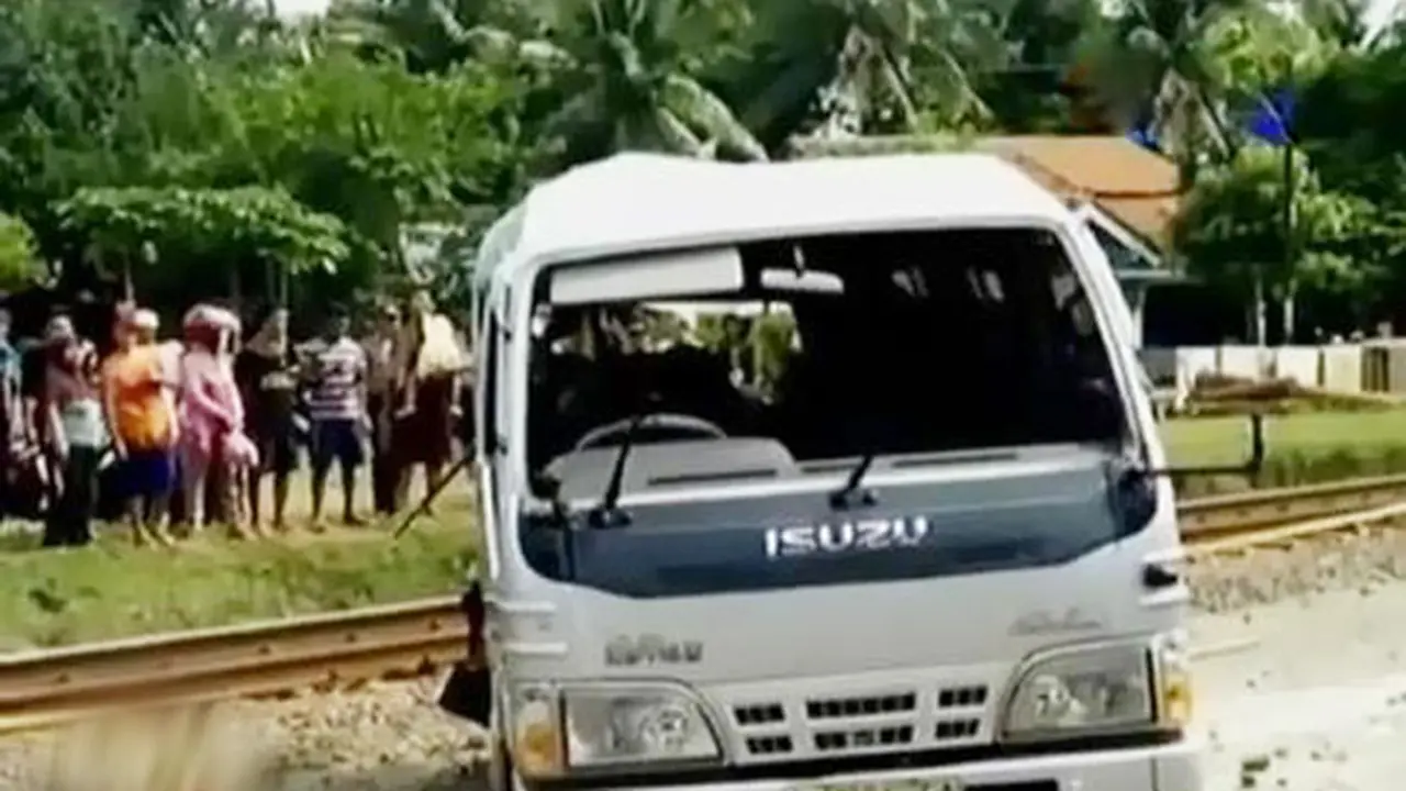 Segmen 1: Kereta Tabrak Minibus hingga Pengamanan Pilkada DKI