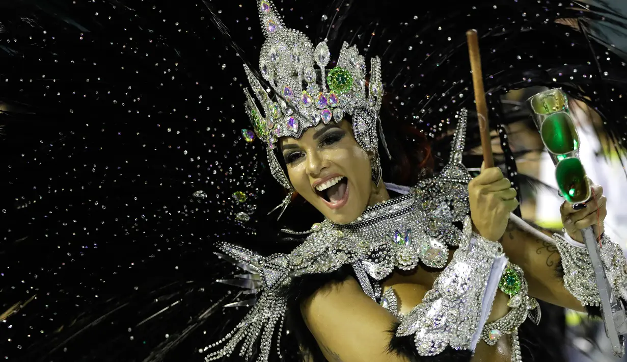 Ratu drum Milena Nogueira dari sekolah samba Imperio Serrano tampil saat perayaan karnaval di Sambadrome, Rio de Janeiro, Brasil, Minggu, (11/2). (AP Photo/Leo Correa)