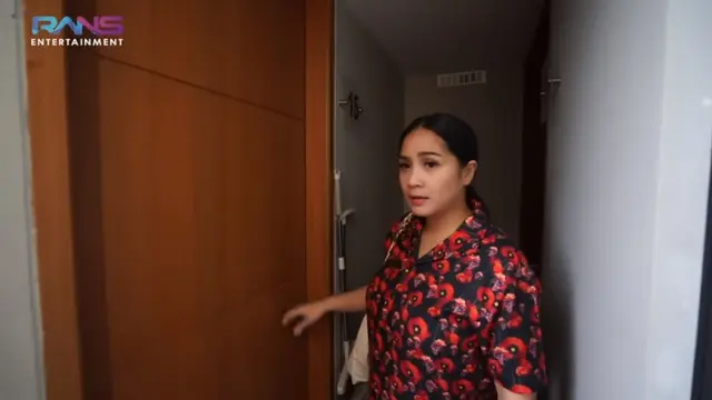 Nagita Slavina mengunjungi tempat kost salah satu karyawannya. (Foto: YouTube Rans Entertainment)