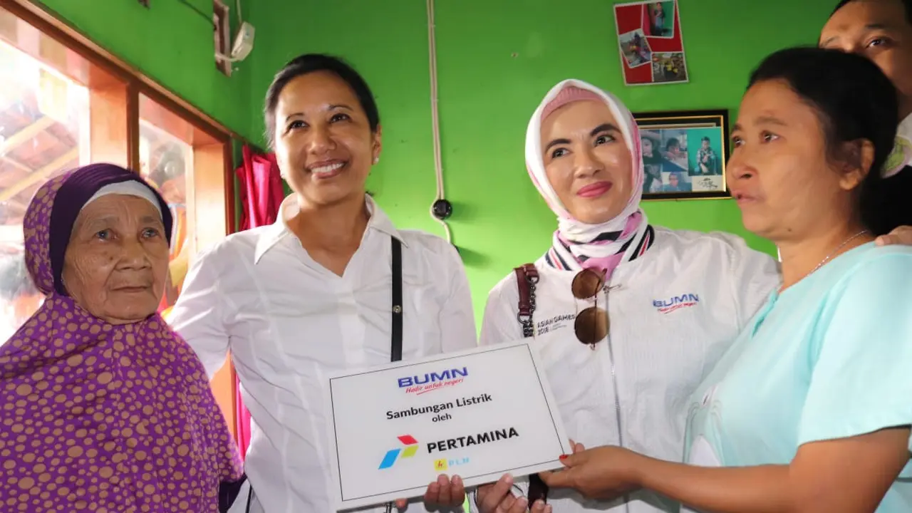 PT PLN bersinergi dengan PT Pertamina melakukan penyambungan listrik gratis bagi 400 Kepala Keluarga (KK) di Tasikmalaya, Jawa Barat. (Dok Kementerian BUMN)
