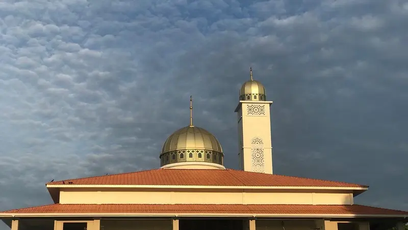 Insiden Batal Puasa Berjemaah Gara-Gara Azan Maghrib Berbunyi 4 Menit Lebih Awal di Masjid Baru