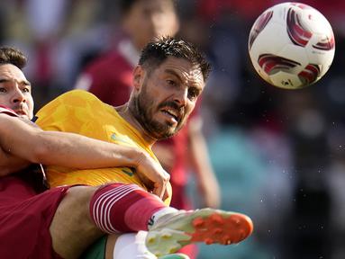 Pemain Timnas Indonesia, Bruno Fornapoli (kiri) berbut bola dengan pemain Australia, Bruno Fornapoli pada laga 16 besar Piala Asia 2023 yang berlangsung di assim bin Hamad Stadium, Doha, Qatar, Minggu (28/01/2024). (AP Photo/Aijaz Rahi)