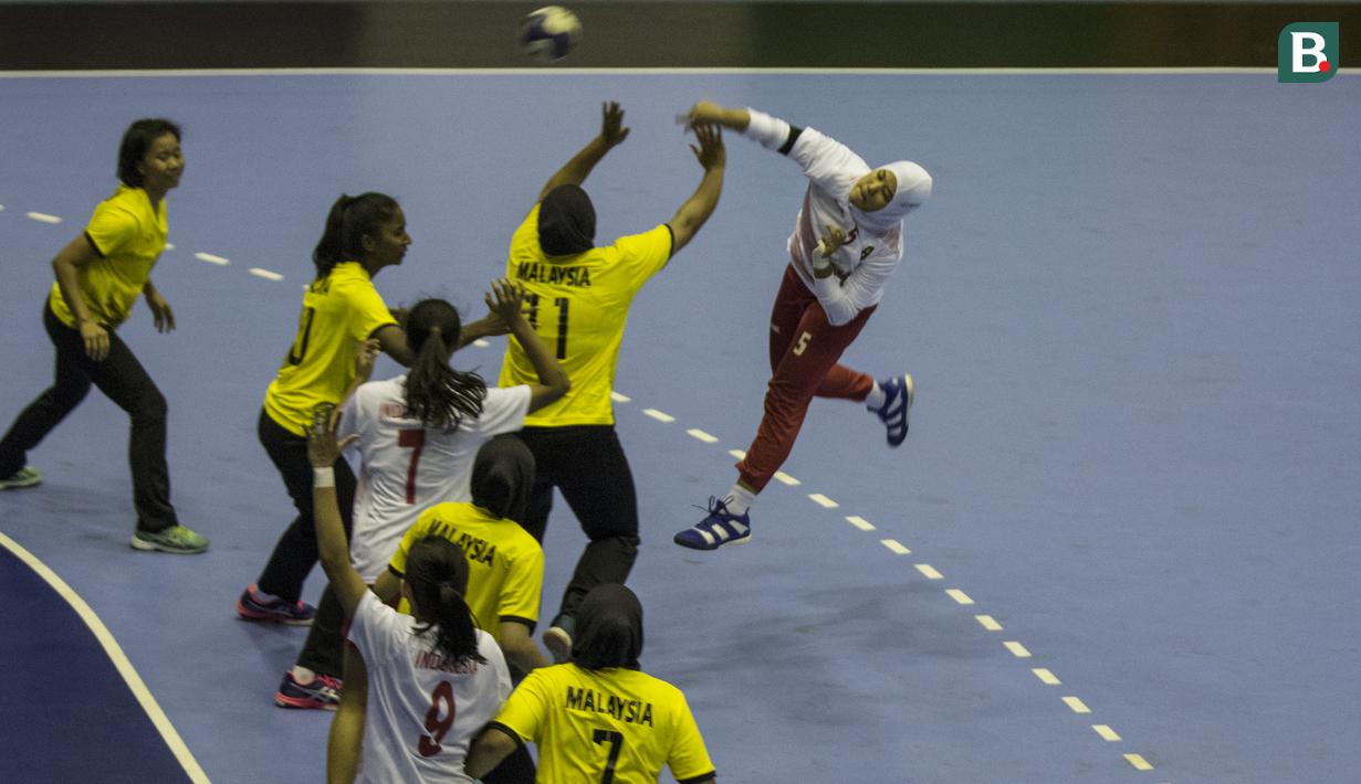 Atlet bola tangan Indonesia, Claudia Finka Wiranata, saat melawan Malaysia pada laga Asian Games 2018 di GOR Popki Cibubur, Jakarta Timur, Selasa (14/8/2018). Indonesia menang 23-15 atas Malaysia. (Bola.com/Vitalis Yogi Trisna)
