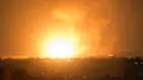 Ledakan yang disebabkan oleh serangan udara Israel di Gaza City, Kamis (9/8). Israel menyerang sejumlah sasaran di Jalur Gaza setelah dihujani roket dari wilayah pesisir yang dikuasai oleh Hamas tersebut. (AP Photo/Khalil Hamra)
