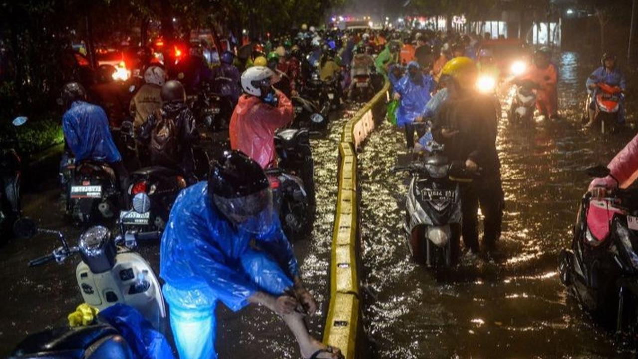 Jakarta Banjir, Transjakarta Rekayasa Rute Layanan
