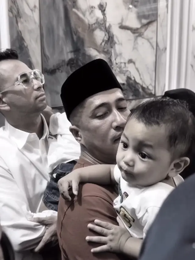 ⁠Potret Haru Anak-anak Kembar Mpok Alpa Digendong Raffi Ahmad dan Irfan Hakim di Rumah Duka