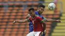 Gelandang Timnas Indonesia, Muhammad Hargianto berduel dengan pemain Thailand di gelaran SEA Games 2017 yang berlangsung di Stadion Shah Alam, Malaysia (Bola.com/Vitalis Yogi Trisna)