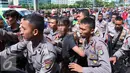 Remaja yang melakukan penodongan di CFD menjadi tontonan saat polisi meringkusnya, Jakarta, Minggu (2/10). Rencananya mereka akan diproses lebih lanjut di Polsek Menteng. (Liputan6.com/Angga Yuniar)