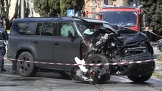 Mobil kapten Lazio, Ciro Immobile mengalami kersuakan setelah terlibat kecelakaan di Roma pada Minggu, 16 April 2023 waktu setempat. Mobil yang ditumpangi bersama dua anak perempuannya bertabrakan dengan trem di Jalur 19, yang menghubungkan kawasan Flaminio dan Prati. (AP/LaPresse/Roberto Monaldo)