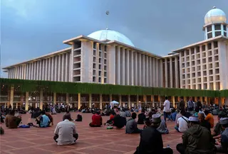 Mereka berkumpul untuk menikmati waktu berbuka puasa bersama pada hari pertama puasa Ramadan 1445 H.&nbsp; (Liputan6.com, Herman Zakharia)