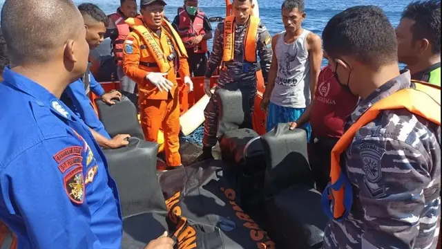 Proses evakuasi ibunda dan adik artis Ayu Anjani, korban tewas tenggelam di perairan Labuan Bajo (https://www.instagram.com/p/CfV8tFlvmQh/)