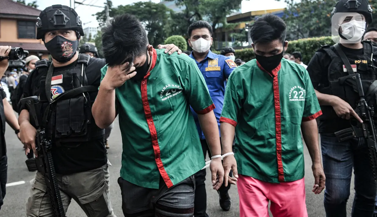 Tersangka dihadirkan dalam rilis pengungkapan ladang ganja di Mapolres Jakarta Barat, Selasa (9/3/2021). Pengungkapan ladang ganja seluas 12 hektare di pegunungan Desa Banjar Lancat, Sumatera Utara merupakan hasil pengembangan dari penangkapan bandar di beberapa kota. (merdeka.com/Iqbal S Nugroho)