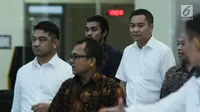 Anggota Komisi I DPR dari Fraksi Golkar, Fayakhun Andriadi (kedua kanan) usai diperiksa di gedung KPK, Jakarta, Selasa (10/10). Fayakhun diperiksa sebagai saksi kasus dugaan suap pengadaan satelit monitoring di Bakamla. (Liputan6.com/Helmi Fithriansyah)