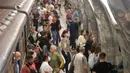 Orang-orang terlihat di sebuah stasiun kereta bawah tanah di Moskow, Rusia (23/6/2020). Rusia melaporkan 7.425 kasus COVID-19 dalam 24 jam terakhir, sehingga totalnya menjadi 599.705, demikian disampaikan pusat tanggap COVID-19 negara tersebut. (Xinhua/Alexander Zemlianichenko Jr)