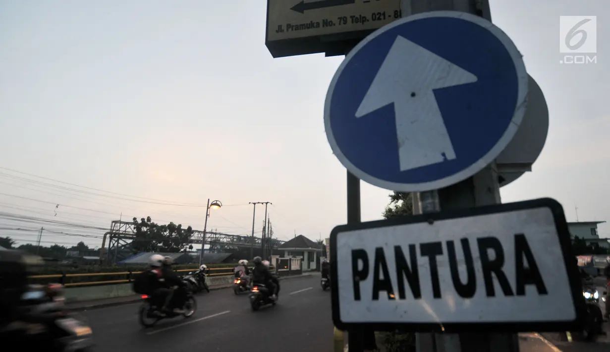 Pemudik sepeda motor melintas di Jalur Kalimalang, Bekasi arah Pantura, Rabu (13/6). H-3 lebaran adalah puncak arus mudik dimana tanggal 13 Juni dinyatakan hari libur bersama hingga banyak pemudik memilih berangkat hari ini. (Merdeka.com/Iqbal S. Nugroho)