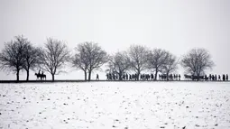 Pecinta sejarah menciptakan kembali tontonan kemenangan Napoleon pada Pertempuran Austerlitz. Mereka ambil bagian dalam pemeragaan pertempuran yang pernah terjadi di tahun 1805. (AP Photo/Petr David Josek)