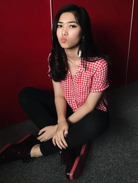 Coba lihat  gaya  Isyana yang satu ini, begitu sederhana namun cocok ditiru para wanita untuk gaya sehari-hari. Nggak berlebihan, namun Isyana tetap terlihat kece banget. (Instagram/isyanasarasvati)