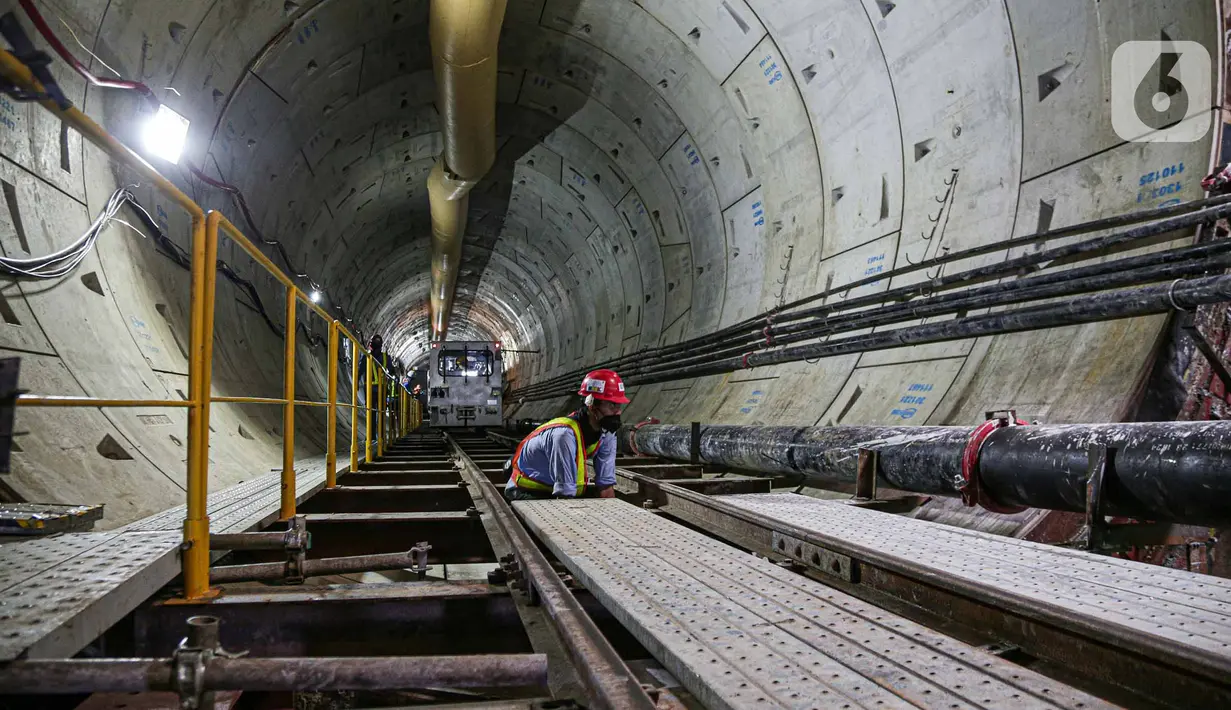 Aktivitas pekerja menyelesaikan proyek Mass Rapid Transit (MRT) Fase 2 segmen CP201 rute Thamrin - Monas di kawasan Stasiun Thamrin, Jakarta, Kamis (24/5/2022). Perkembangan proyek MRT Fase 2 Segmen CP201 rute Thamrin - Monas saat ini telah mencapai 38,80 persen. (Liputan6.com/Faizal Fanani)