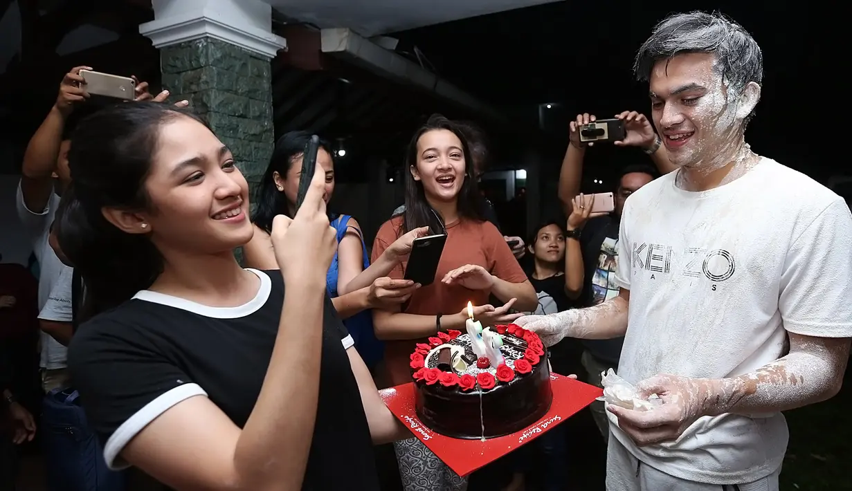 Dengan tubuh berlumurkan tepung, hadir Cut Syifa datang membawa kue ulang tahun. Senyuman semringah terpancar dari wajah orang-orang terdekat Rizky yang ikut memberikan kejutan. (Bambang E.Ros/Bintang.com)
