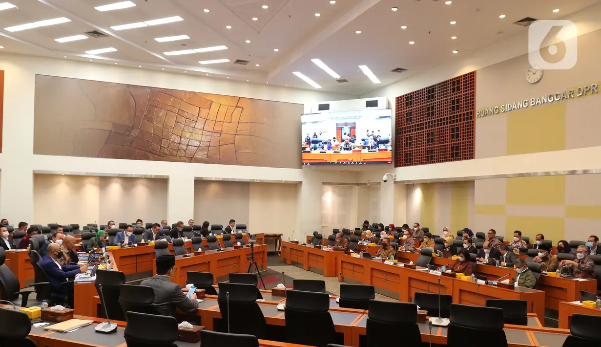 Suasana rapat Menteri Keuangan Sri Mulyani bersama Gubernur Bank Indonesia Perry Warjiyo dengan Badan Anggaran DPR RI di Kompleks Parlemen, Senayan, Jakarta, Selasa (31/5/2022). (Liputan6.com/Angga Yuniar)