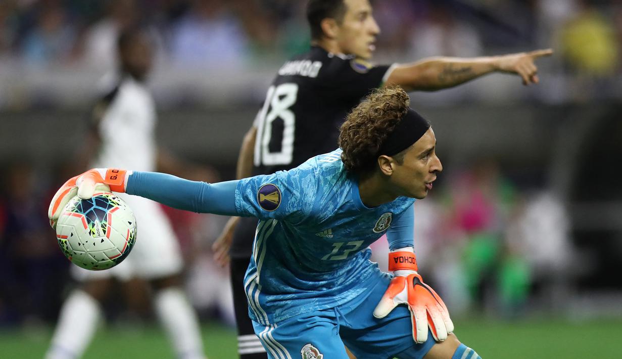 Guillermo Ochoa. Kiper andalan Meksiko berusia 36 tahun ini total telah memperkuat El Tri sebanyak 114 laga sejak 2005. Saat ini ia memperkuat klub America di Liga Meksiko yang dibelanya sejak dua musim lalu. (Foto: AFP/Getty Images/Ronald Martinez)