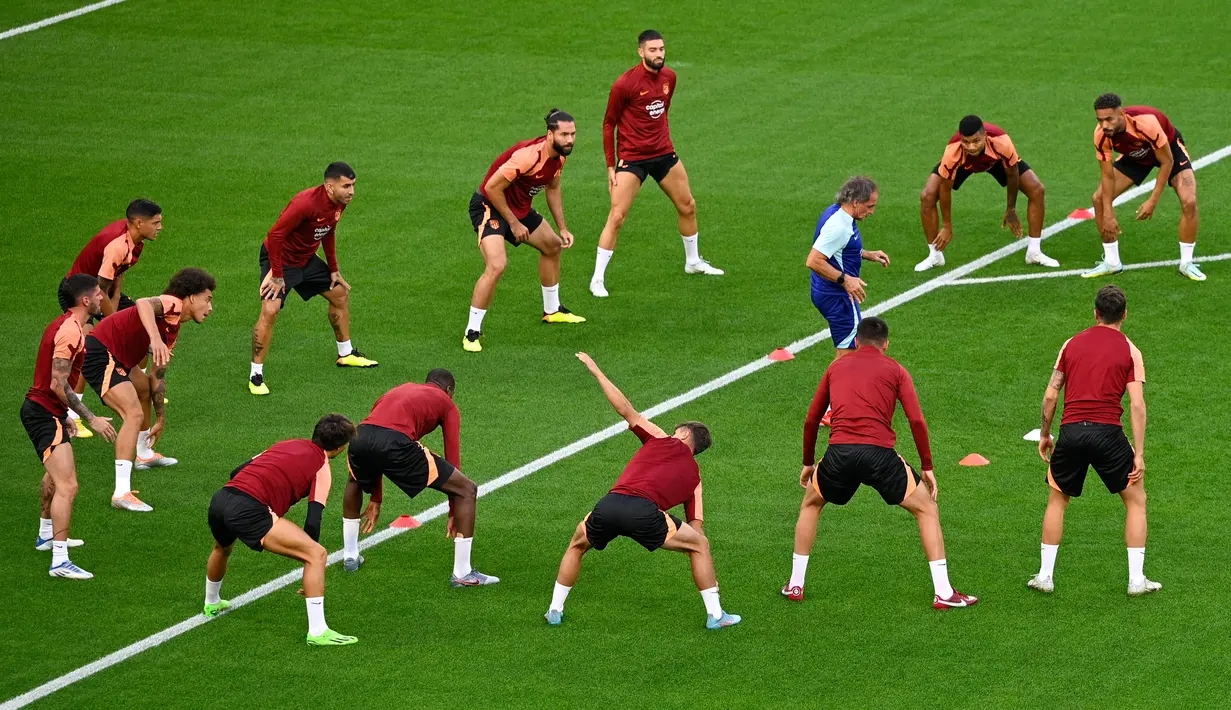 Para pemain Atletico Madrid mengikuti sesi latihan di Leverkusen, Jerman barat, Senin (12/9/2022). Atletico Madrid akan menantang tuan rumah Bayern Leverkusen dalam lanjutan match day kedua Liga Champions 2022-2023 pada Rabu 14 September 2022 dini hari WIB di Bay Arena. (Photo by SASCHA SCHUERMANN / AFP)