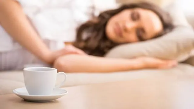 Ilustrasi minum kopi sebelum tidur (Sumber: Fitbase App)