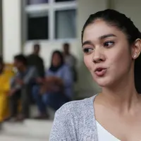 "Ya bagus, itu kan salah satu bentuk kepedulian terhadap kak Jupe. Bahwa kak jupe banyak yang perhatikan, dan banyak banget yang sayang. Ada rasa dari hati membantu meringankan beban kak Jupe," tuturnya. (Nurwahyunan/Bintang.com)