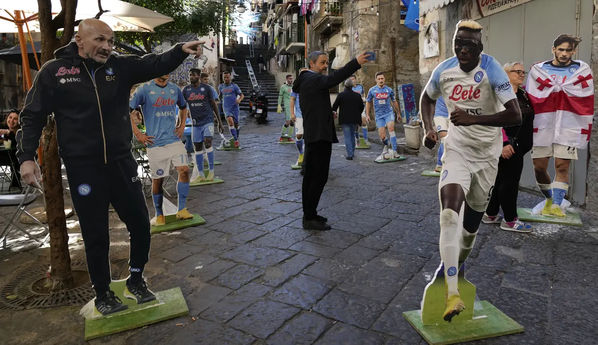 Napoli telah mendominasi liga sepak bola Serie A Italia dan saat ini memimpin dengan 71 poin, mendekati gelar Serie A pertama Napoli sejak Diego Maradona membawa klub ini meraih dua gelar juara liga Italia pada tahun 1987 dan 1990. (AP Photo/Alessandra Tarantino)
