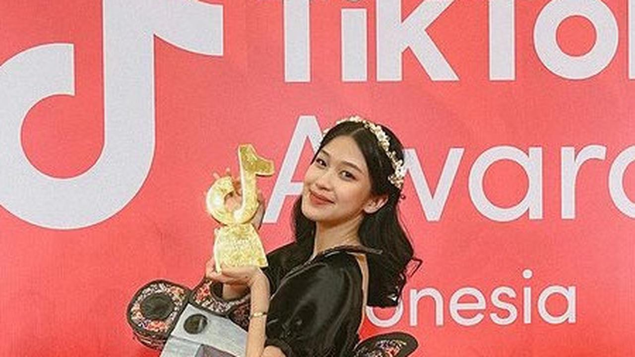 Unik dan Eksentrik, Simak Penampilan Sederet Artis Tanah Air di Tik Tok Awards