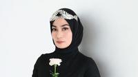 Memperkenalkan diri sebagai singer dan songwriter, Inggit A Wulan memulai babak baru dalam karier dengan single baru &ldquo;Bulan&rdquo; yang dirilis 17 Agustus 2025. (Foto: Dok. Koleksi Pribadi Inggit A Wulan)