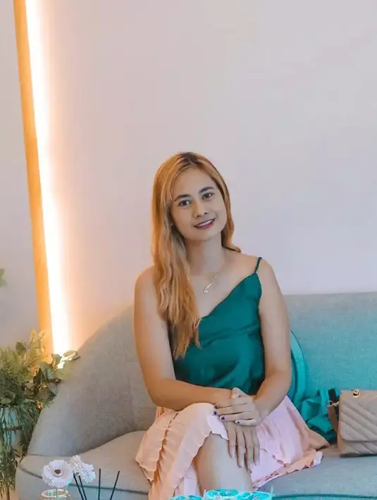 <p>Berbeda dengan Willy Dozan yang di dunia seni peran, sedangkan Rumiyati Ningsih eksis di media sosial sebagai selebgram. [Instagram/arumi_ningsihh]</p>